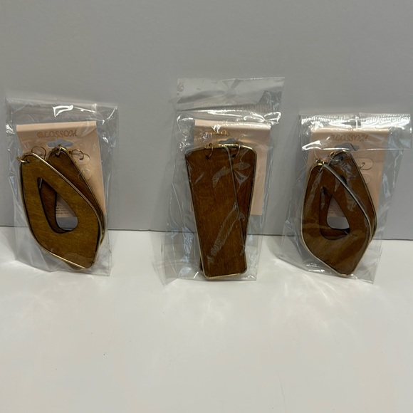 Blossom (Set of 3) Light Brown Earrings Gold trim & New in Package - Picture 4 of 17